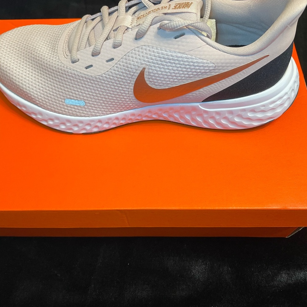Nike Revolution 5 shoes